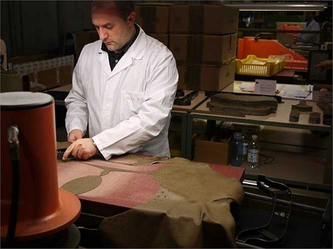 Từng thao tác của các nhân viên hết sức cẩn thận và tỉ mỉ.