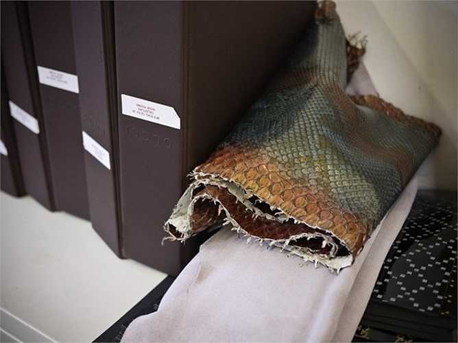 Tất cả các sản phẩm đặt hàng của Gucci đều được chế tác hoàn toàn bằng tay trong vòng hơn 1 tháng bởi hai người thợ thủ công.