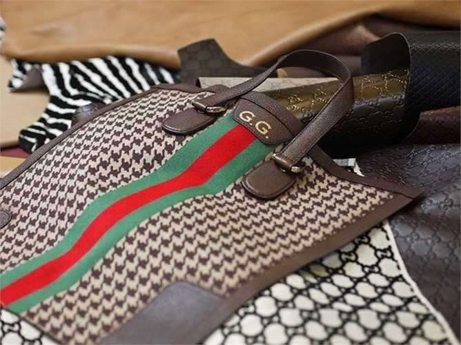 Mỗi năm, Gucci chỉ nhận 8-10 sản phẩm của khách hàng đặt và giá của chúng có thể lên tới 40.000 - 320.000 USD (từ 851 triệu đồng đến 6,8 tỷ đồng). Trong ảnh là một chiếc túi Gucci.