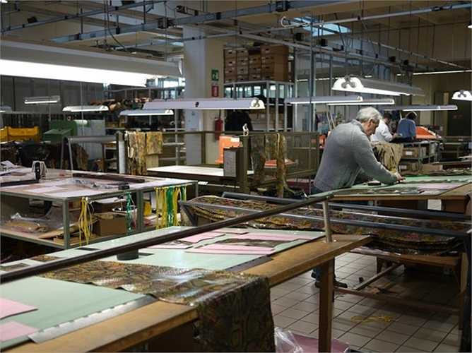 Các tấm da được đo 2 lần và cắt 1 lần.