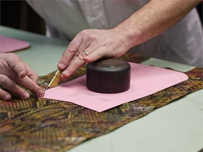 Một thợ thủ công làm việc tại nhà máy của Gucci ở Italy.