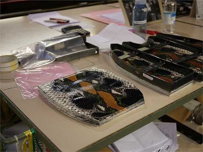 Các tấm da rắn được cắt và đóng gói cẩn thận.