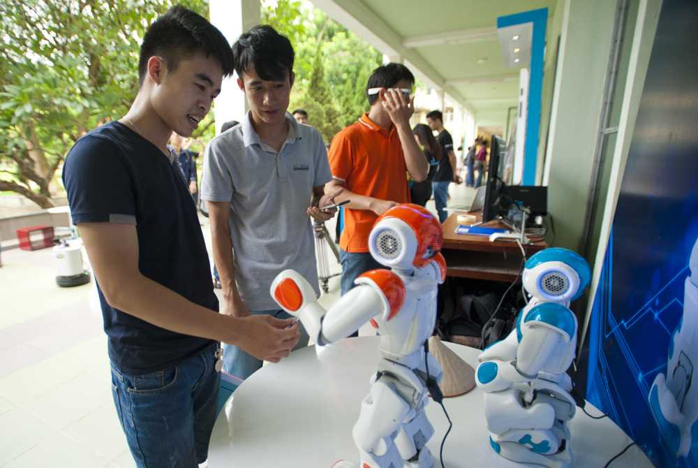 các bạn sinh viên còn được trực tiếp trải nghiệm các sản phẩm công nghệ thú vị tại “Ngày hội S.M.A.C Challenge”, như robot Smartoshin