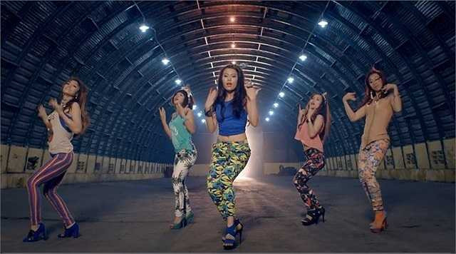 Có lẽ, cô dự tính bằng âm nhạc, cô sẽ đến được với công chúng nhanh hơn.