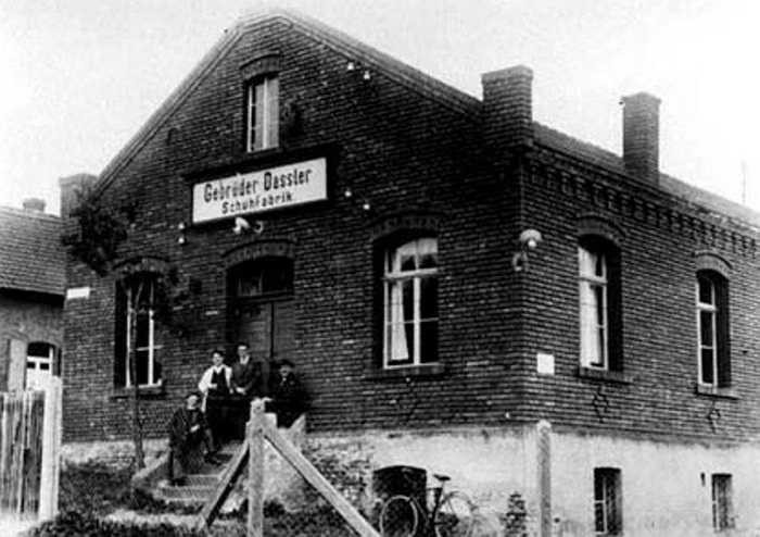 Ban đầu, tên thương hiệu không phải là Adidas. Năm 1948, Adi Dassler đã thành lập hãng thời trang của Đức này sau khi sự kiện Adi và anh trai của mình chia tách công ty Gebrüder Dassler Schuhfabrik (thành lập từ năm 1924).