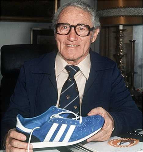 Adi Dassler hầu như không sản xuất ra bất kỳ đôi giày thể thao nào. Trước khi thành lập thương hiệu giày thể thao Adidas, Adi Dassler đã từng học nghề làm bánh. Sau đó, ông đi theo con đường của cha và bắt đầu sản xuất ra những đôi giày thể thao nổi tiếng khắp thế giới.