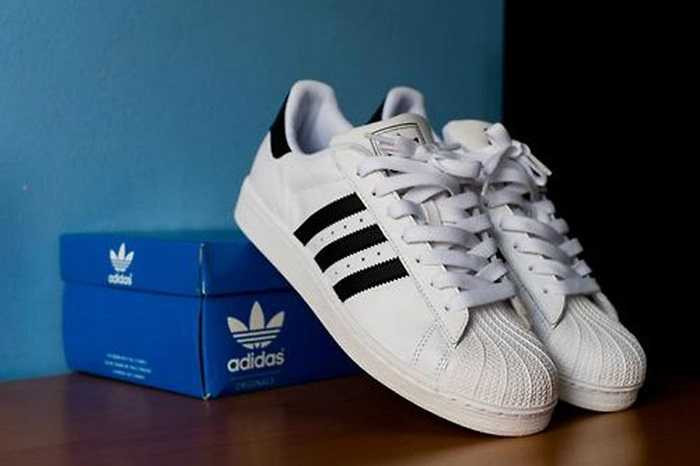 Superstar là đôi giày trượt băng nổi tiếng trong thập niên 90. Với thiết kế dành riêng trên các sân băng, Superstar dường như đã trở thành đôi giày huyền thoại