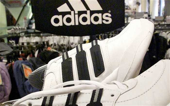 Adidas từng tung ra chương trình bán giày thể thao chỉ với giá 1 USD ở Ấn Độ vào năm 2011. Với dân số hơn 1 tỷ người tại Ấn Độ, Adidas 'khao khát' thâm nhập vào thị trường đầy tiềm năng này. 'Những đôi giày sẽ được bán tại các làng thông qua mạng lưới phân phối', giám đốc điều hành Adidas, Herbert Hainer cho biết.