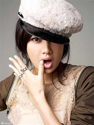 Cô gây chú ý với mối tình đình đám cùng tài tử nổi danh Hồng Kông - Lê Minh. Tuy nhiên, hiện tại cả 2 đã đường ai nấy đi. (Theo Khám phá)