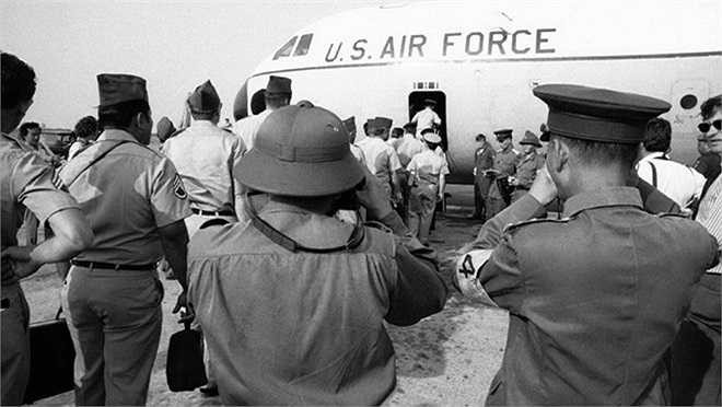 Bức ảnh 'Nụ cười chiến thắng' với câu nói ngắn gọn, đanh thép của cô gái miền Nam, nữ sinh trường Gia Long Võ Thị Thắng đã trở thành nguồn cảm hứng cho nhiều sáng của văn nghệ sĩ trong nước và ngoài nước lúc bấy giờ. Đúng như câu nói của bà, chỉ 5 năm sau, lính Mỹ phải xách va li về nước. Ảnh chụp vào tháng 3/1973 tại sân bay Tân Sơn Nhất.