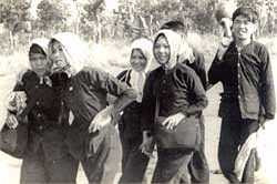 Theo tinh thần bản Hiệp định Paris, kẻ địch buộc phải trao trả những người yêu nước bị chúng bắt, cầm tù. Người sinh viên yêu nước, chiến sĩ biệt động thành Võ Thị Thắng với 'Nụ cười chiến thắng' nổi tiếng tại phiên tòa năm 1968 nằm trong nhóm cuối cùng của chiếc máy bay trao trả tù binh. Bà Thắng là người thứ 3 từ phải sang.