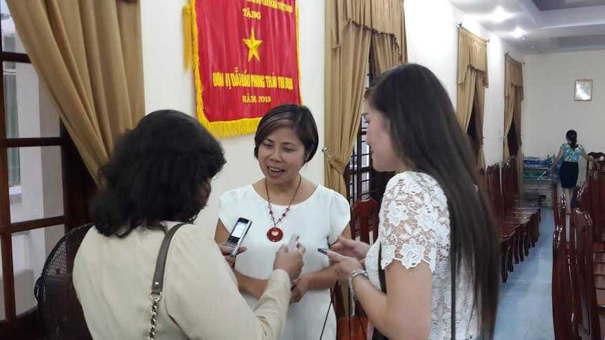 Bà Phạm Ngọc Bích – Áo trắng giữa – trả lời giới truyền thông về mục tiêu về chiến lược phân phối hàng Việt