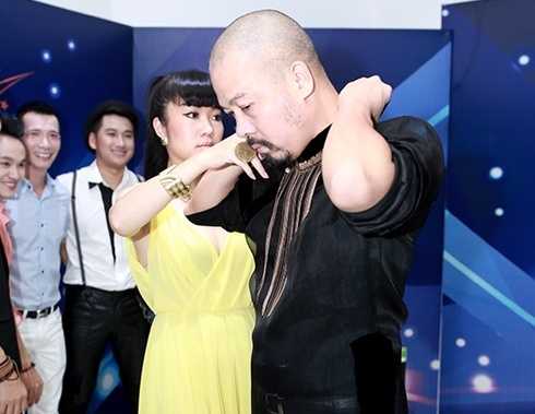 NTK Võ Thùy Dương chỉnh áo cho NTK Đức Hùng 