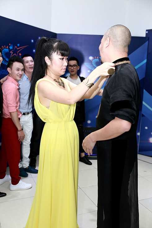 NTK Võ Thùy Dương chỉnh áo cho NTK Đức Hùng 