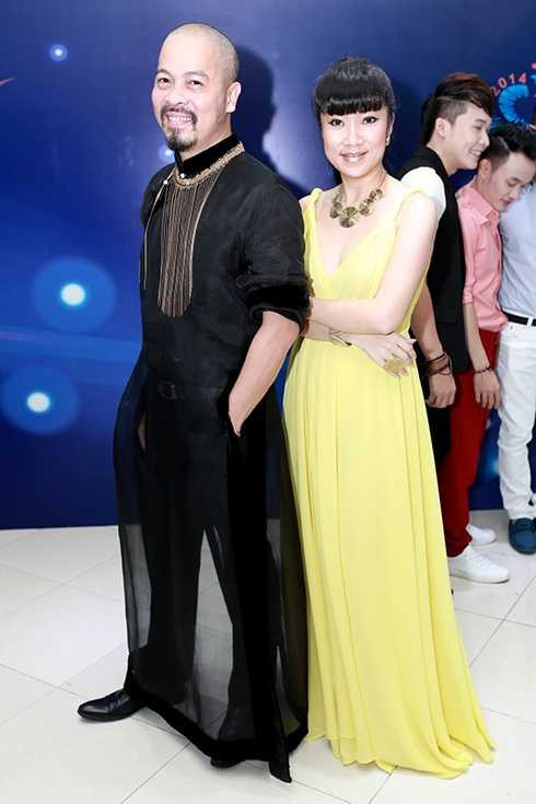 NTK Võ Thùy Dương chỉnh áo cho NTK Đức Hùng 