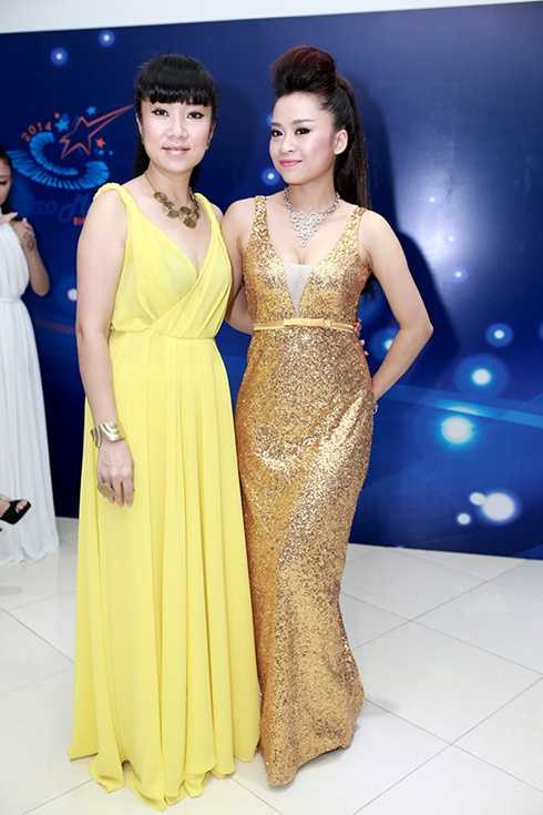 NTK Võ Thùy Dương chỉnh áo cho NTK Đức Hùng 