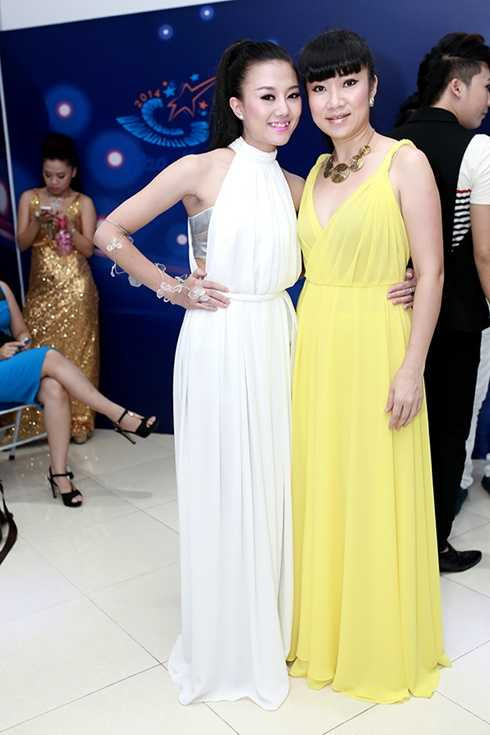 NTK Võ Thùy Dương chỉnh áo cho NTK Đức Hùng 