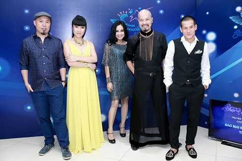 NTK Võ Thùy Dương chỉnh áo cho NTK Đức Hùng 