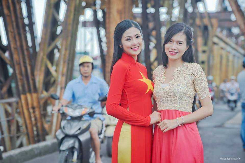 Hoa hậu Việt Nam Ngọc Hân rực rỡ trong tà áo dài cờ đỏ sao vàng