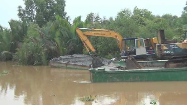 TPHCM: Bom vứt ven đường, người dân nơm nớp lo sợ