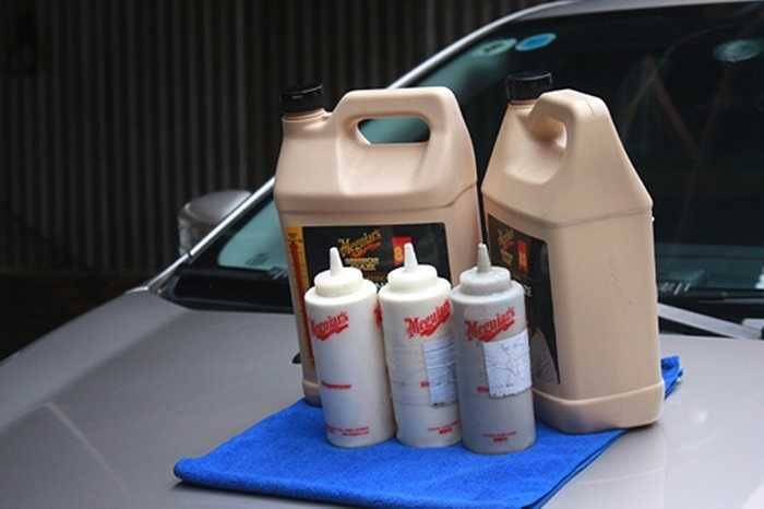 Bước một là đánh bóng. Đây là bước quan trọng, quyết định đến 60% kết quả quá trình phủ bóng. Dung dịch đánh bóng có dạng gel đựng trong các can lớn nhập từ Mỹ.