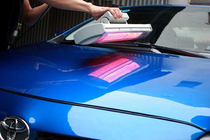 Cuối cùng, để làm khô bề mặt cũng như giúp các lớp hóa chất bám chặt, thợ kỹ thuật sấy bằng máy sấy hồng ngoại.