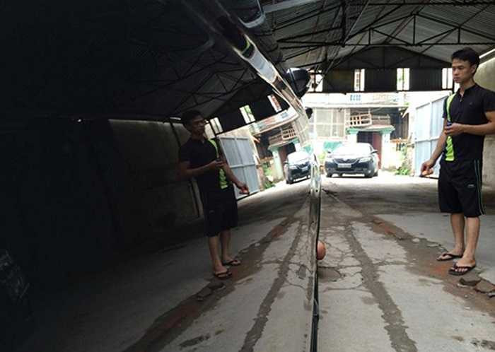 Sau khi hoàn tất mọi công đoạn, hông một chiếc xe đã phủ bóng trông như một tấm gương.