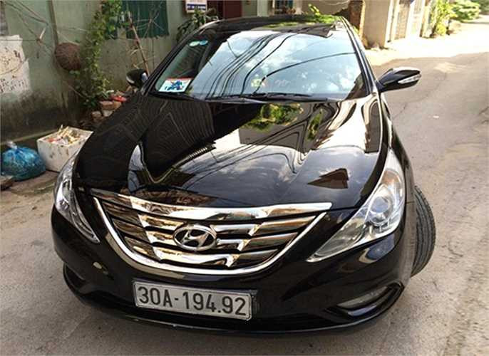 Dưới ánh nắng, ca-pô chiếc Hyundai Sonata trông bóng lộn như gương, khiến chiếc xe thêm phần sang trọng (Theo VNE).