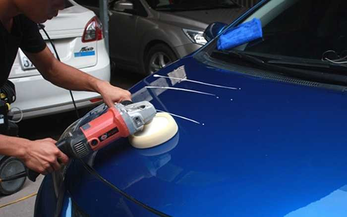 Và sử dụng một chổi quét chuyên nghiệp để phủ đều lượng gel đi khắp bề mặt. Cơ chế hoạt động ở bước này là lớp gel thấm vào lớp phủ ngoài cùng của bề mặt, nhờ quá trình phủ đều bằng chổi quét nên làm mỏng, san bằng các rãnh xước li ti. 