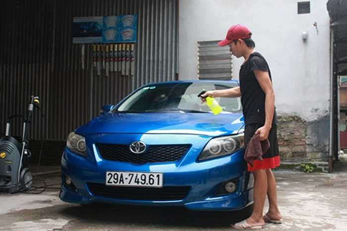 Sau khi phủ gel ở bước 1, thợ chuyển sang bước 2, phun một lớp hóa chất khác để lau sạch những bột gel cũ.