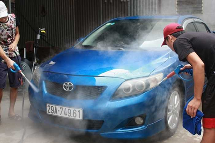 Tiếp theo, sử dụng máy phun nước nóng chuyên dụng với áp lực lớn, đẩy dòng nước vào những rãnh kín mà không thể can thiệp bằng tay. Đồng thời nhiệt độ cao của nước sẽ dễ dàng hòa tan và cuốn trôi những bột gel còn lại.