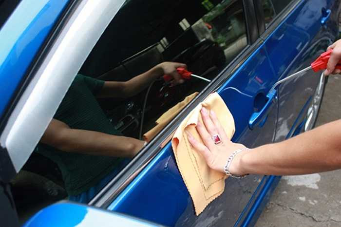 Tay nắm cửa, kẽ bắt ốc đều xì khô kỹ trước khi sang bước đánh bóng.