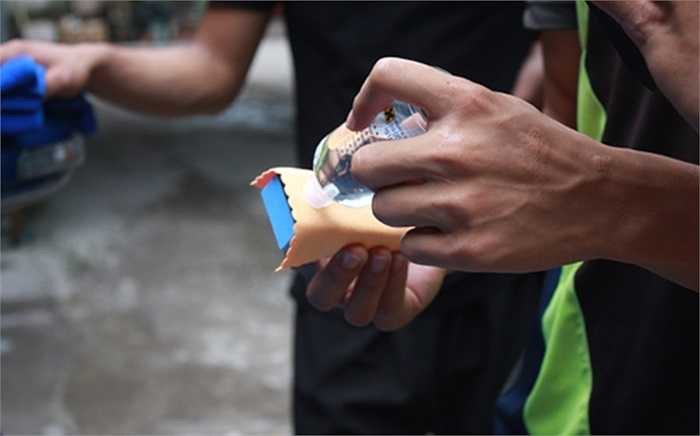 Lọ đầu tiên là phủ Mohs, lớp hóa chất này sẽ tác dụng lên bề mặt sơn gốm thạch anh tạo lớp màng gốm bảo vệ có độ cứng 5,5H theo chuyên ngành.