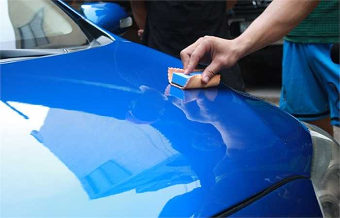 Giống như tất cả các bước khác trong quy trình phủ bóng, loại khăn sử dụng cho lau khô, phủ bóng làm từ da lộn, nhập khẩu từ Mỹ chứ không dùng những chiếc khăn bông thông thường vì sẽ làm xước bề mặt sơn.