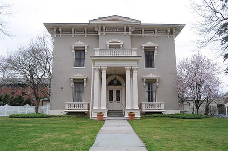 Năm 2014, trường được tạp chí nổi tiếng Forbes xếp hạng 15 khi đánh giá chung với các trường ĐH nghiên cứu quốc gia và học viện quân sự.