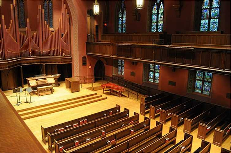 Trường cũng cung cấp nhiều bậc học như cao học trong lĩnh vực hàn lâm và tiến sĩ trong các ngành toán học và khoa học. Trên toàn nước Mỹ, Wesleyan xếp thứ 2 trong số những trường có sinh viên tiếp tục học để lấy bằng tiến sĩ.