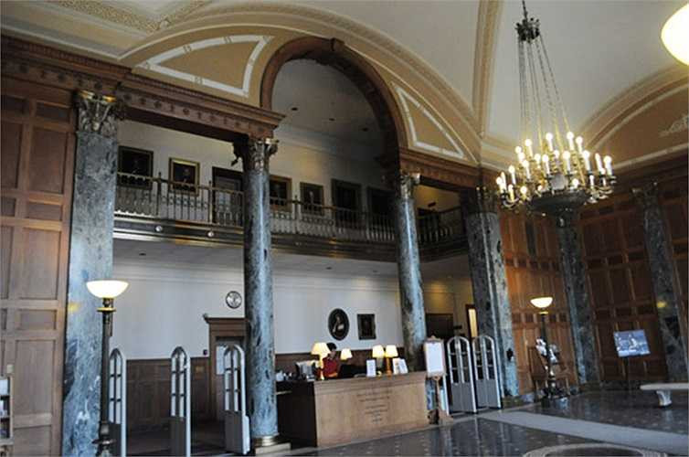  Trường có khuôn viên rộng 1,5 km2 gồm hơn 340 tòa nhà như thư viện tưởng niệm Olin, trung tâm hành chính, trung tâm khoa học Exley, chuỗi phòng thí nghiệm Shanklin và Hall Atwater, đài quan sát Van Vleck, khu kí túc Butterfield, khu kí túc Fauver Field và trung tâm 11 tòa nhà dành cho khu phức hợp nghệ thuật.