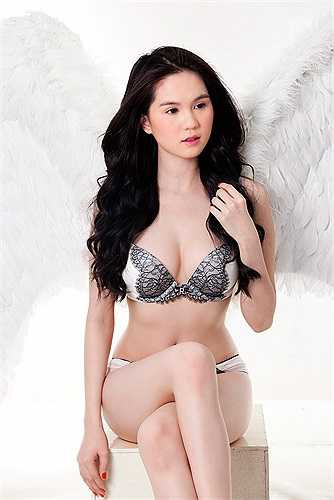 Liên tục tung ra những bộ ảnh thiêu đốt mọi ánh nhìn, 'nữ hoàng nội y' Ngọc Trinh vừa mới tung ra loạt ảnh nội y hay nude khoe thân hình bốc lửa.