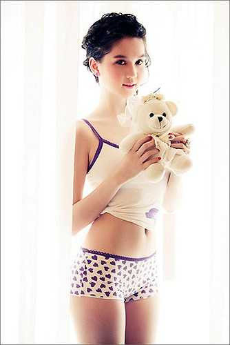 Ngọc Trinh từng có những phát ngôn mạnh bạo như sẵn sàng cởi để chụp ảnh, quay clip quảng cáo nếu được trả đúng giá hoặc tại sao đẹp lại không cởi...