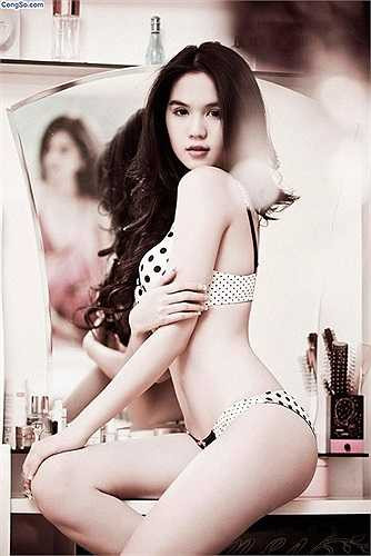 Xuất thân là người mẫu chuyên chụp ảnh nội y, người đẹp không ngại ngần bán nude hay nude táo bạo trước ống kính.