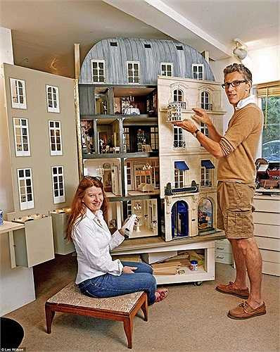 Hai nhà sử học nghệ thuật người Anh, Susie Rogers và Ken Mulvany, đã dành hẳn 1 năm trời để hoàn thành công trình độc đáo này. Trợ giúp họ là đội ngũ đông đảo các chuyên gia đến từ Ý, Pháp, Tây Ban Nha. 