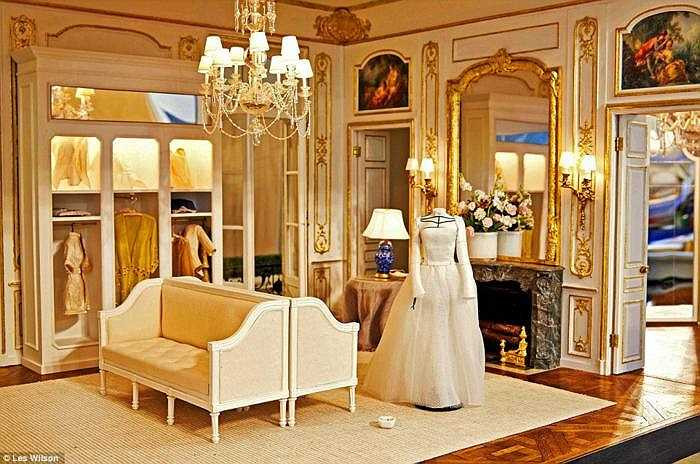 Ngôi nhà 4 tầng nằm ở Đại lộ St Germain, thành phố Paris từ thế kỷ 19, đã được tái hiện một cách sinh động với những đường gờ hoặc đồ nội thất làm từ vàng, bạc, kính màu. Tất cả đều được hai nghệ sĩ thực hiện hoàn toàn bằng tay. 