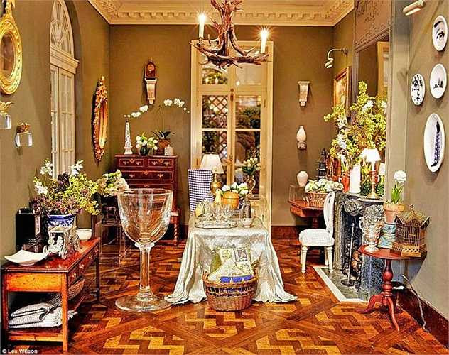 Đồ gia dụng bằng kính trong nhà búp bê được làm từ loại kính đặc biệt của vùng Venice (Ý). Nếu ngắm bức ảnh này, chắc hẳn bạn không nghĩ nó thuộc về một ngôi nhà búp bê. 