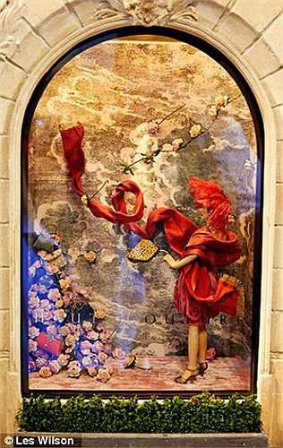 Còn đây là hình ảnh phía sau khung cửa sổ một cửa hiệu thuộc ngôi nhà 4 tầng, với ma nơ canh diện một bộ trang phục màu đỏ rực rỡ, kèm khăn choàng và mũ cùng tông. 