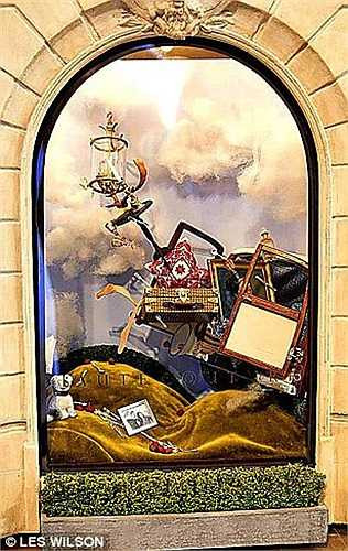 Một cửa sổ cửa hiệu khác với hình ảnh các đồ vật được xếp một cách nghệ thuật. 