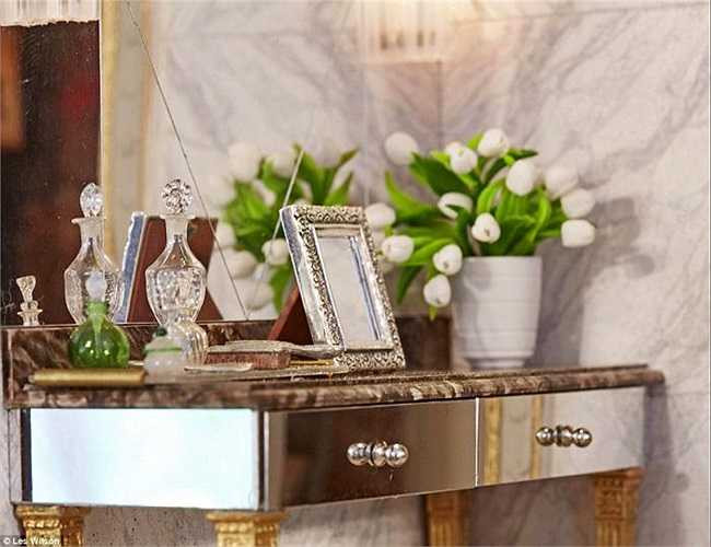 Một góc bàn xinh đẹp với khung cảnh, lọ hoa, chai nước hoa, lược chải đầu - thứ mà các cô gái đều yêu thích. 