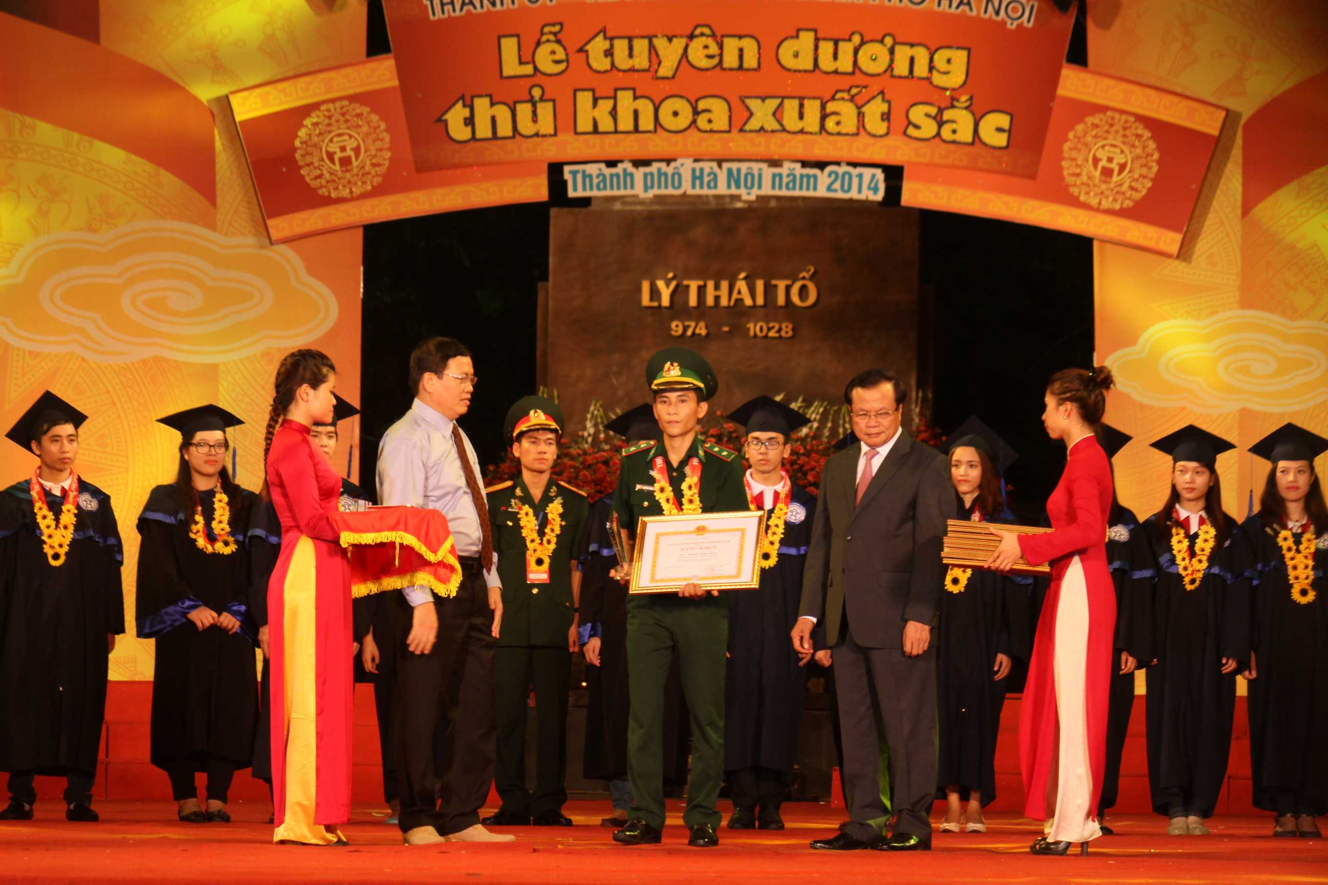 thủ khoa đầu ra xuất sắc hà nội