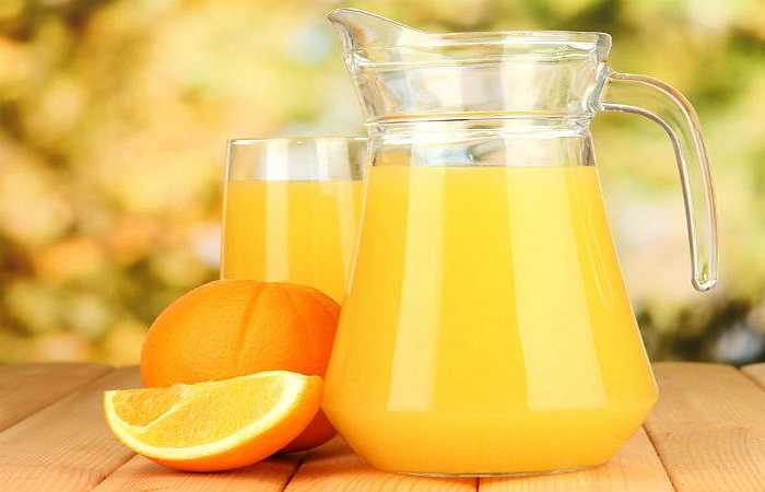 Nước cam ép: Cam chứa hàm lượng vitamin C cao, rất tốt cho cổ họng của bạn. Nếu bạn đang bị đau họng thì uống một ly nước ép cam tươi là sự lựa chọn thông minh nhất.