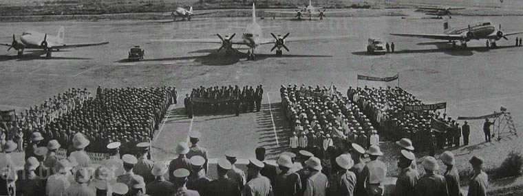 Ngày 3/3/1955, Bộ Quốc phòng ra quyết định số 15/QĐA thành lập Ban nghiên cứu sân bay trực thuộc Tổng Tham mưu trưởng. Ngày này về sau được lấy làm ngày thành lập Không quân Nhân dân Việt Nam. Một năm sau đó, tháng 1/1956, Trung Quốc bàn giao 5 máy bay gồm: 2 vận tải cơ Li-2 và 2 huấn luyện sơ cấp Aero 45. Đây có thể coi là những 'chiến sĩ sắt' đầu tiên trong Không quân Nhân dân Việt Nam anh hùng. Trong ảnh là 2 chiếc Li-2 đậu 2 bên chiếc Il-14 tại lễ thành lập Trung đoàn không quân vận tải 919 