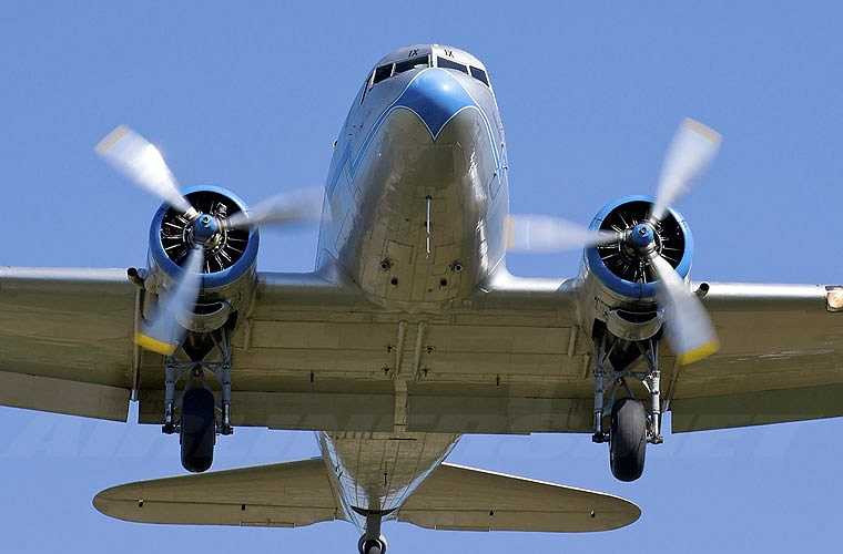 Li-2 được trang bị 2 động cơ cánh quạt Shvetsov ASh-62IR với kiểu cánh quạt 4 lá VISh-21 cho tốc độ bay tối đa chỉ đạt 300km/h, tầm bay 1.100-2.500kg tùy tải trọng. (Theo Kiến thức)